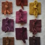 Neuf petits coupons de laine teints naturellement avec la betterave comme biomordant. Différentes couleurs naturelles : du jaune au marron en passant par le rouge, le rose, le mauve, le brun...