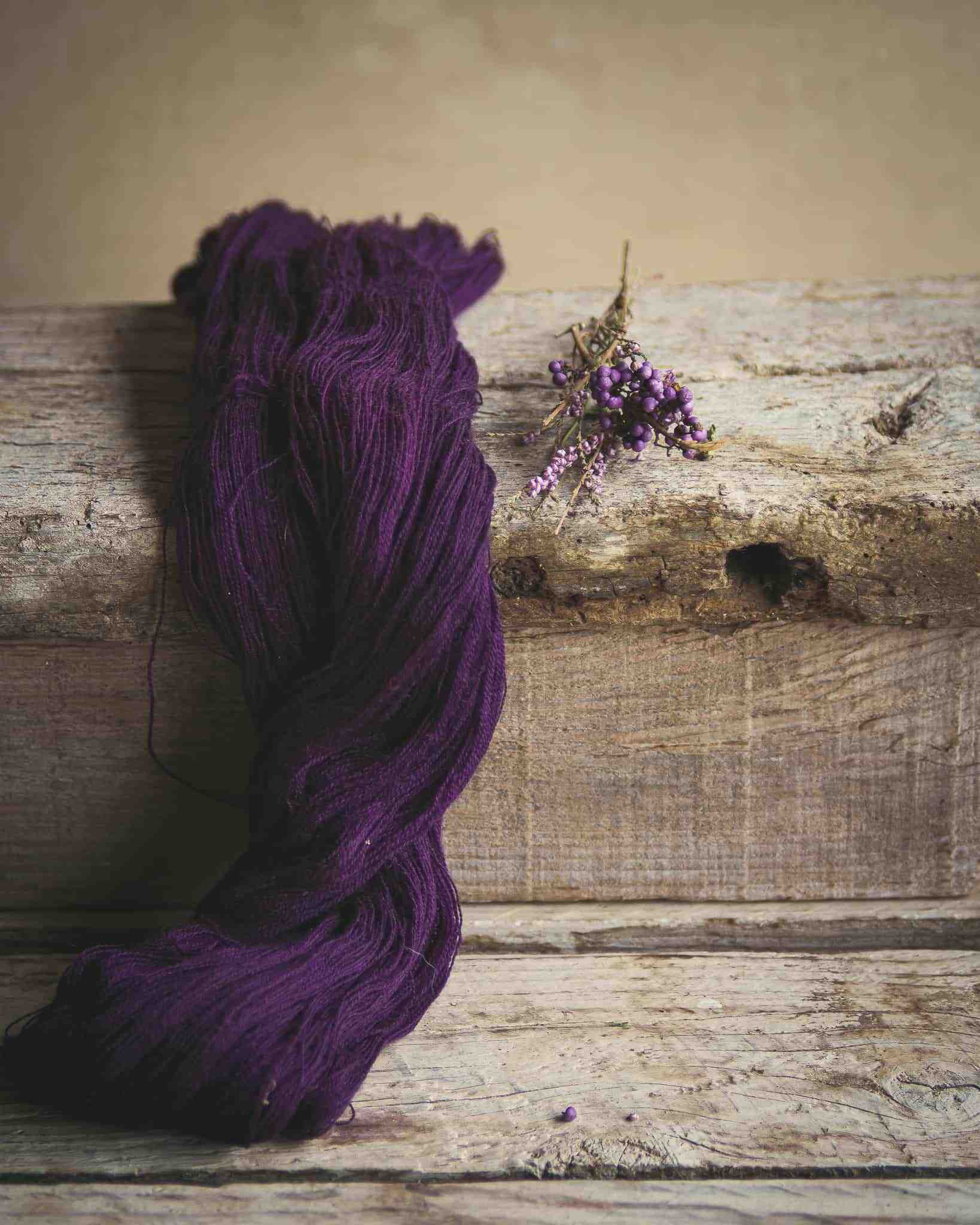 écheveau de laine teint au phytolaque et mordancé naturellement selon les principes de la teinture végétale