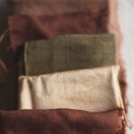 Sept tissus en lin ou laine teints avec de l'oignon pour de belles nuances de marron, prune, beige rosé et vert