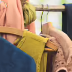 différents vêtements teint naturellement à grand teint pour une ouleur solide