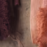 des tissus de lin de coton et des échevettes de laine teints en violet et en orange avec unmordançage à la banane