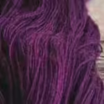 écheveau de laine teint au phytolaque et mordancé naturellement selon les principes de la teinture végétale