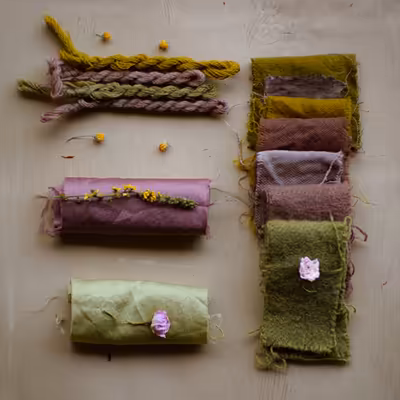 Différents tissus et fils de laine ou de soie teints avec de la rudbeckia