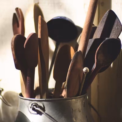 cuillères de bois pour remuer les décoction de plantes utilisées en teinture végétale