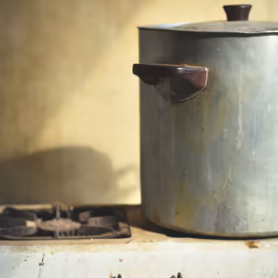 grand faitout utilisé pour mijoter les décoction de plantes afin de teindre des tissus