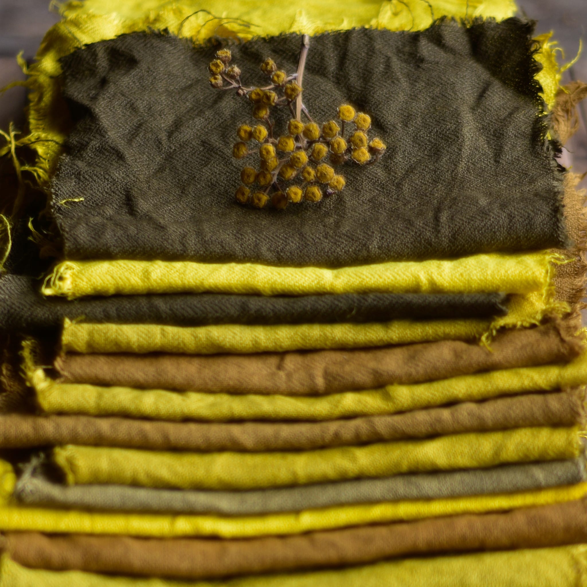 Pile de tissus teints au curcuma