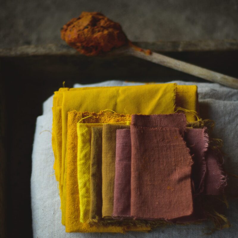 Coupons de lin teints au curcuma, nuances de jaune et orange-brun